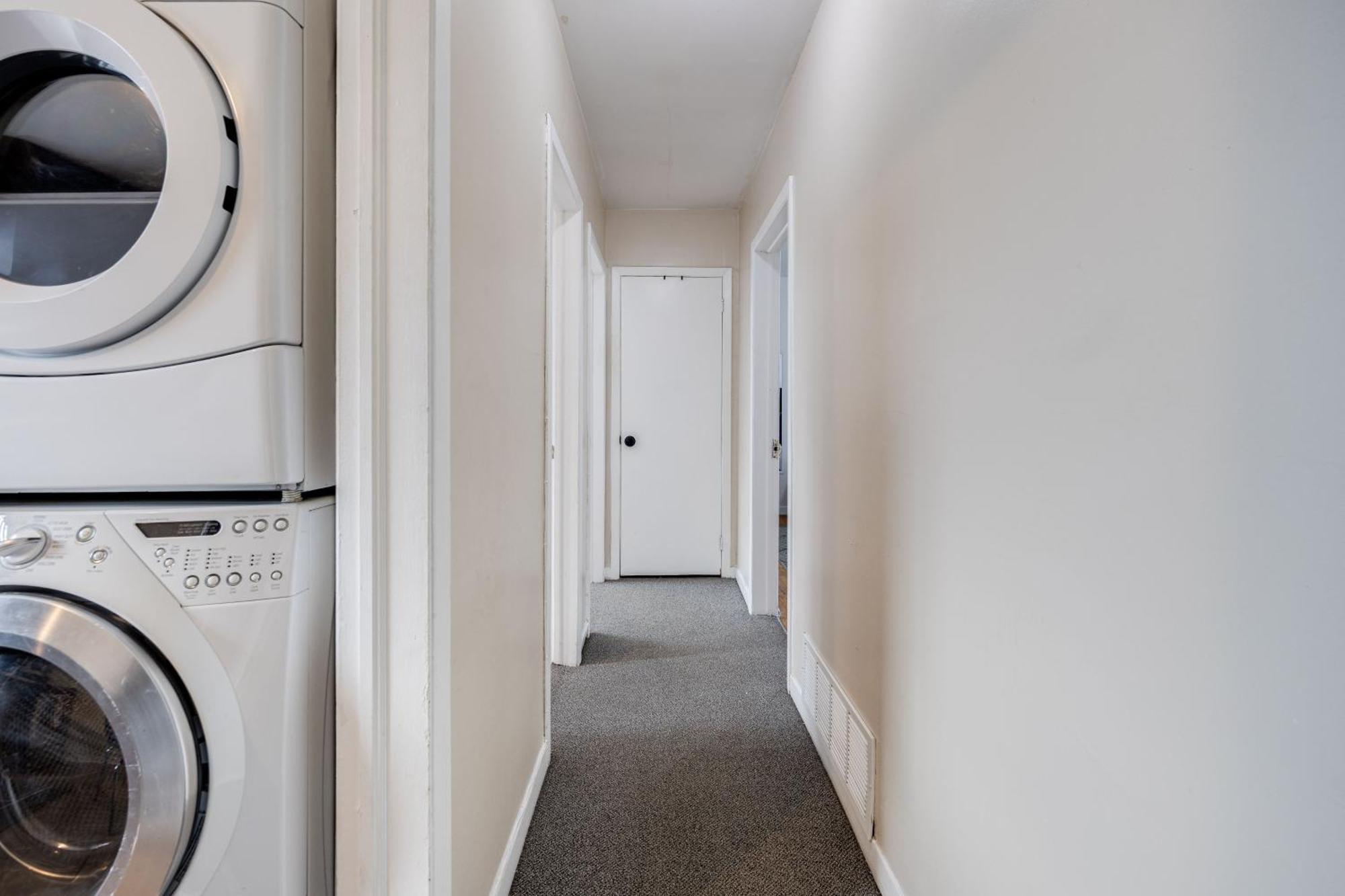Eglinton West Guest Suite تورونتو المظهر الخارجي الصورة
