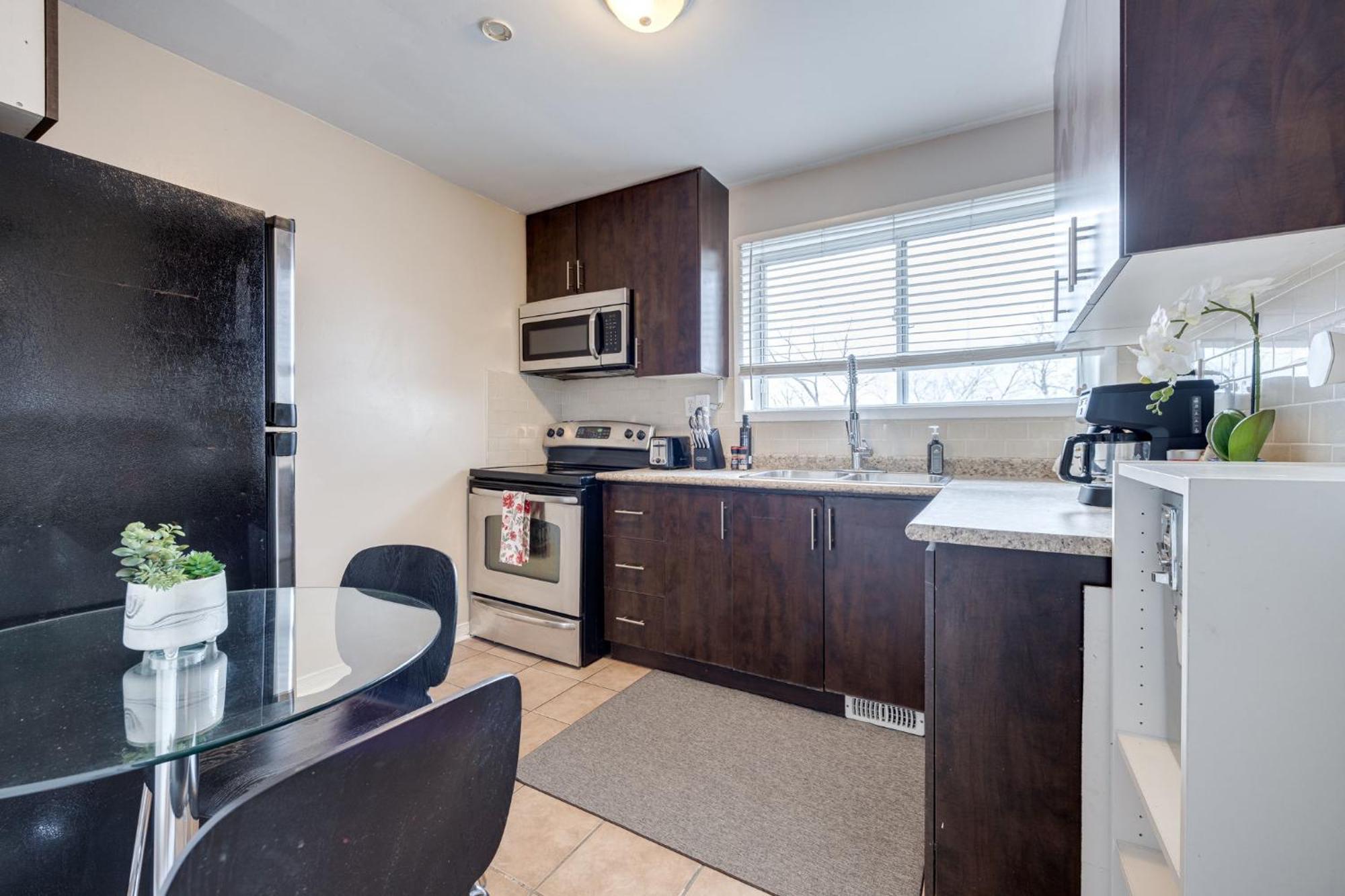 Eglinton West Guest Suite تورونتو المظهر الخارجي الصورة