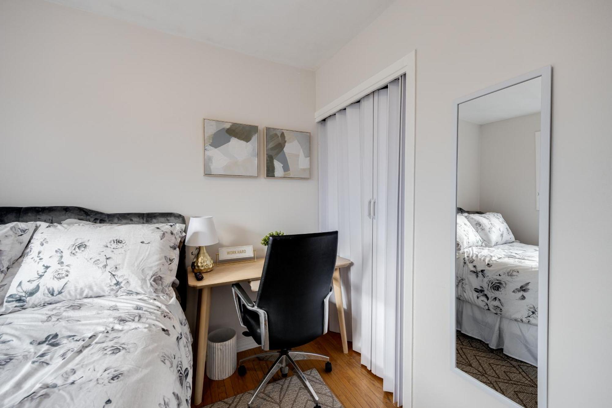 Eglinton West Guest Suite تورونتو المظهر الخارجي الصورة