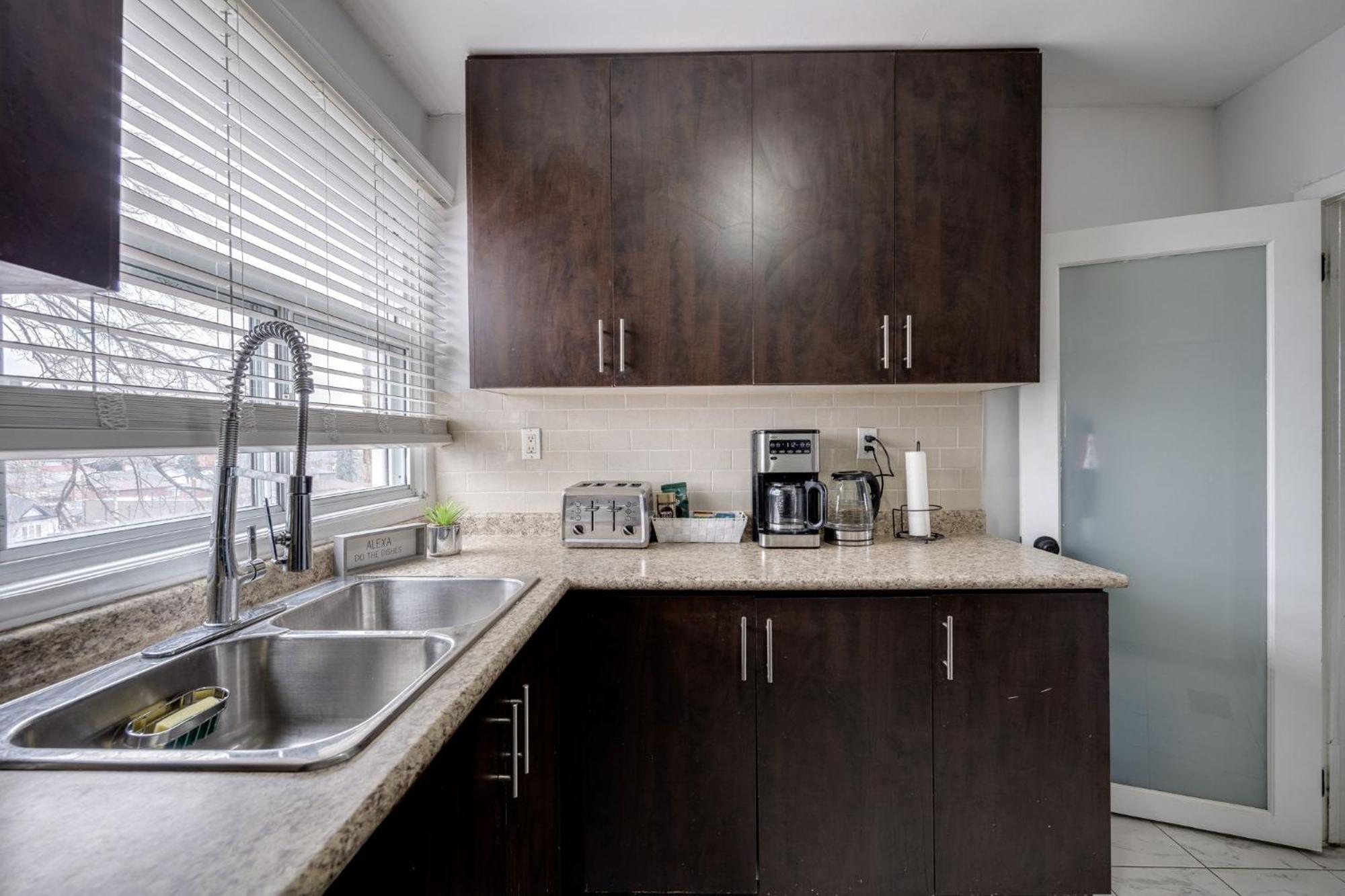 Eglinton West Guest Suite تورونتو المظهر الخارجي الصورة