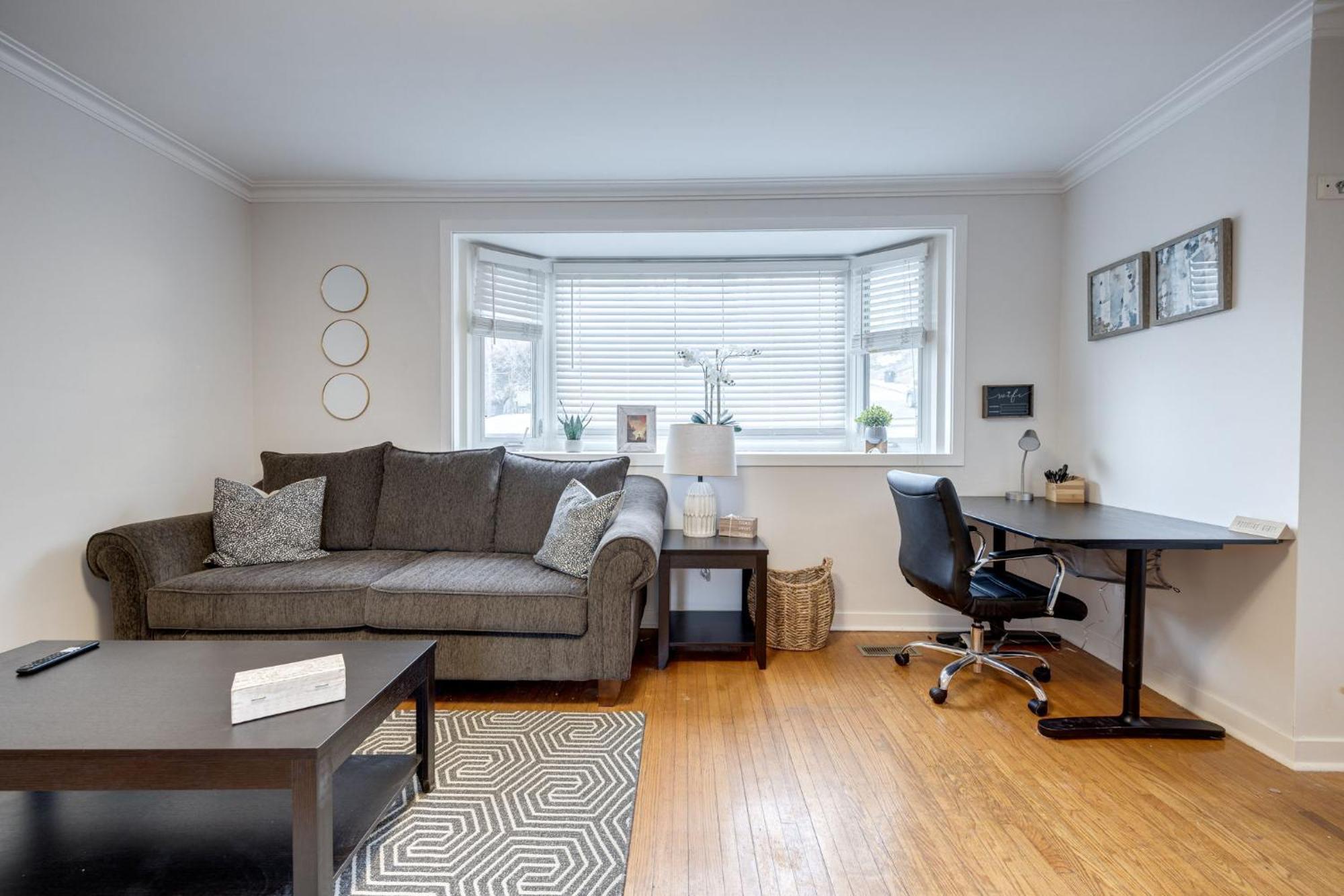 Eglinton West Guest Suite تورونتو المظهر الخارجي الصورة