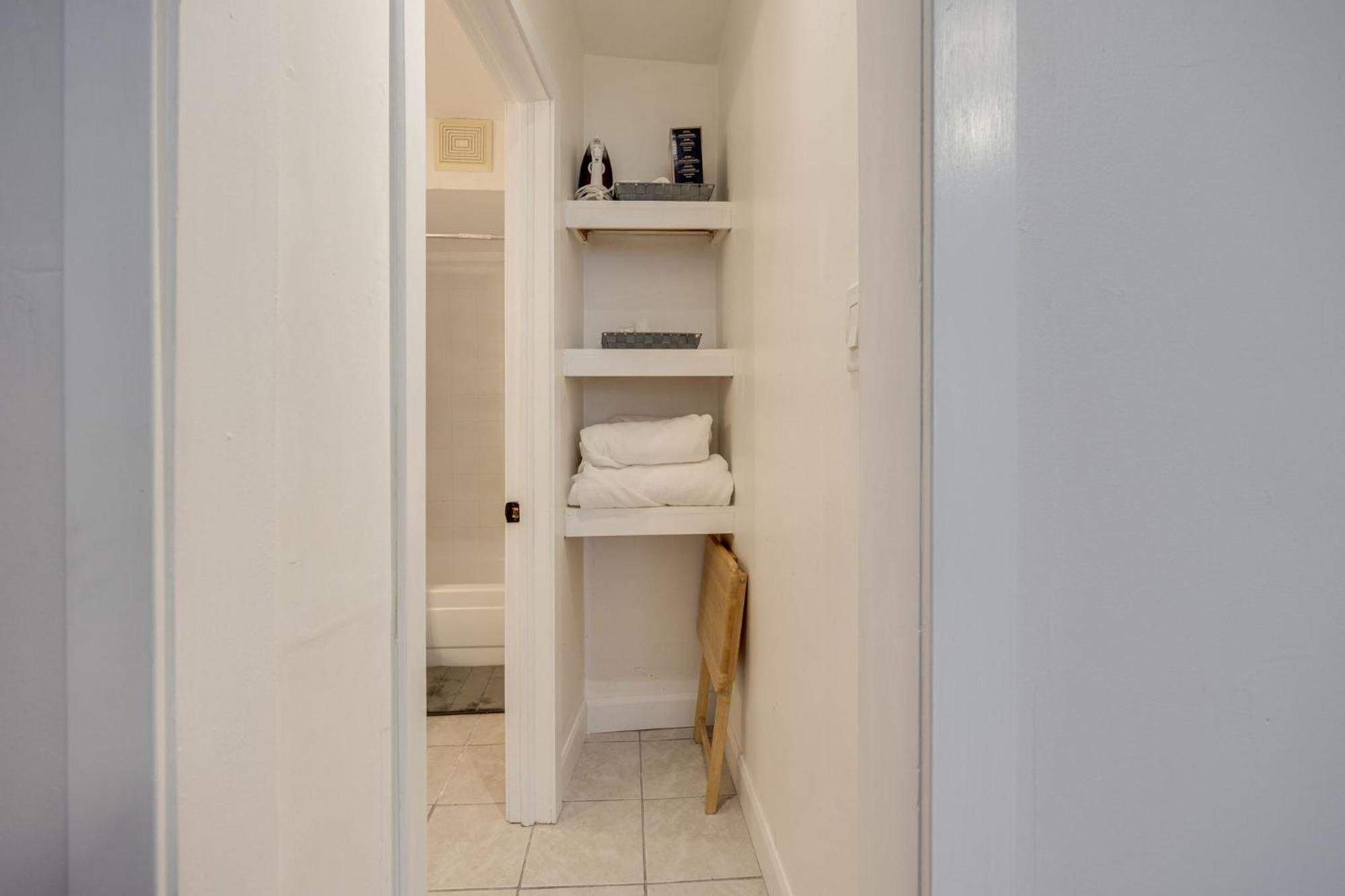 Eglinton West Guest Suite تورونتو المظهر الخارجي الصورة