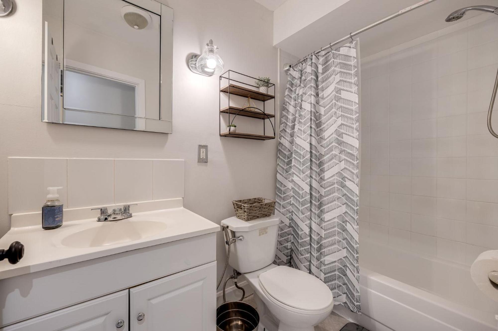 Eglinton West Guest Suite تورونتو المظهر الخارجي الصورة