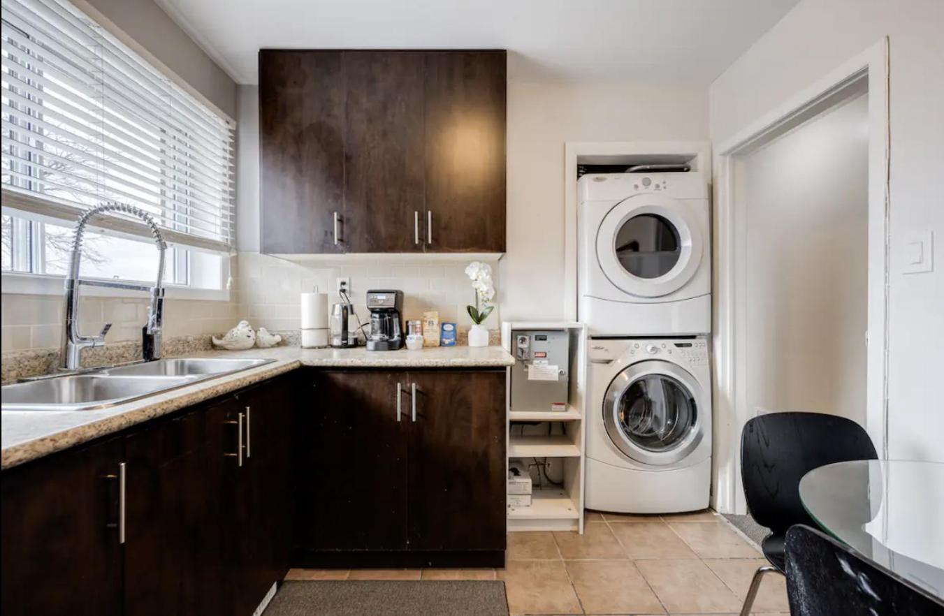 Eglinton West Guest Suite تورونتو المظهر الخارجي الصورة